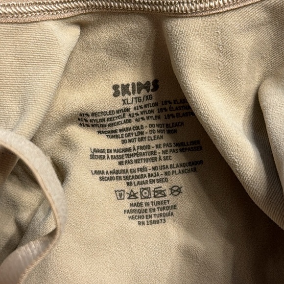 SKIMS SEAMLESS SCULPT THONG BODYSUIT - Picture 9 of 10